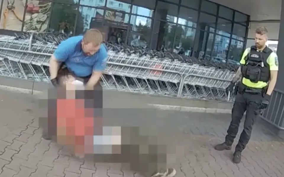 Muž si nedal říct a dostal roušku.