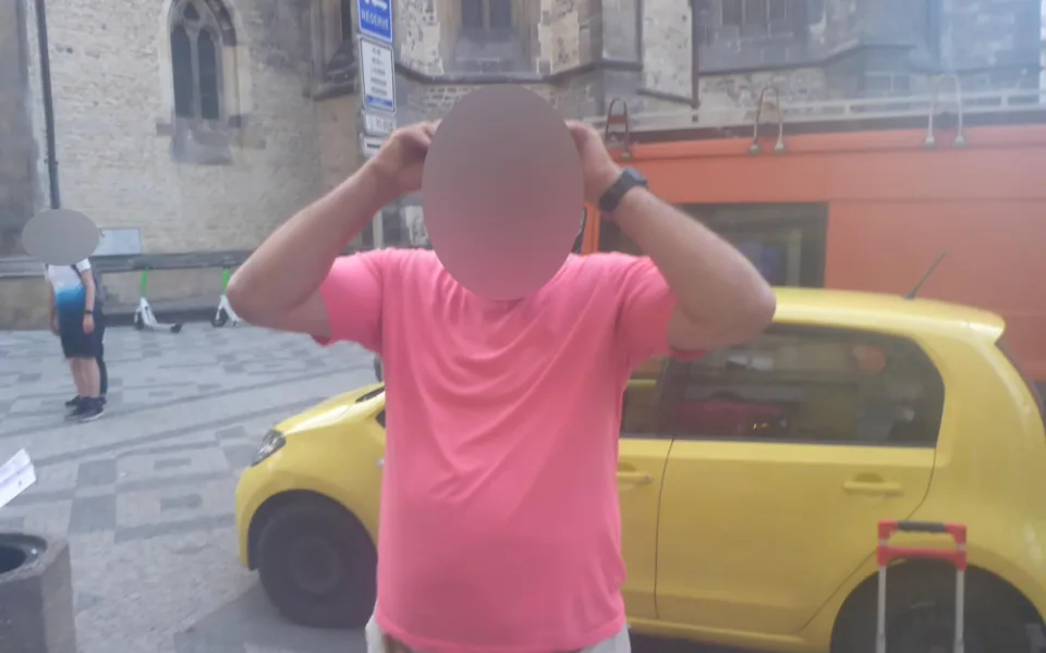 Kolemjdoucí pomohl chytit podvodníka, který vydělával na focení turistů s hadem