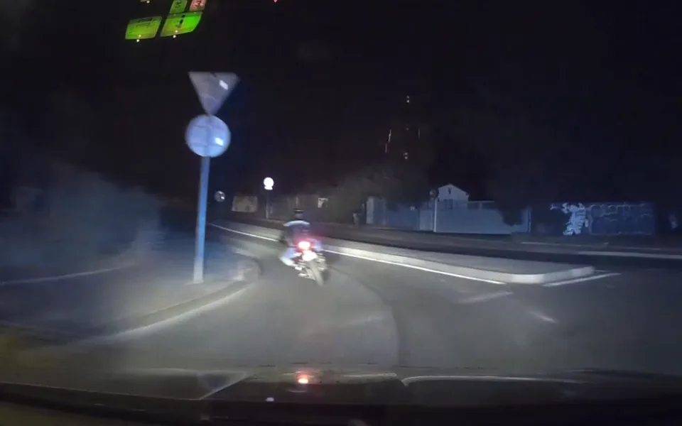 Motorku muž řídil bez povolení.