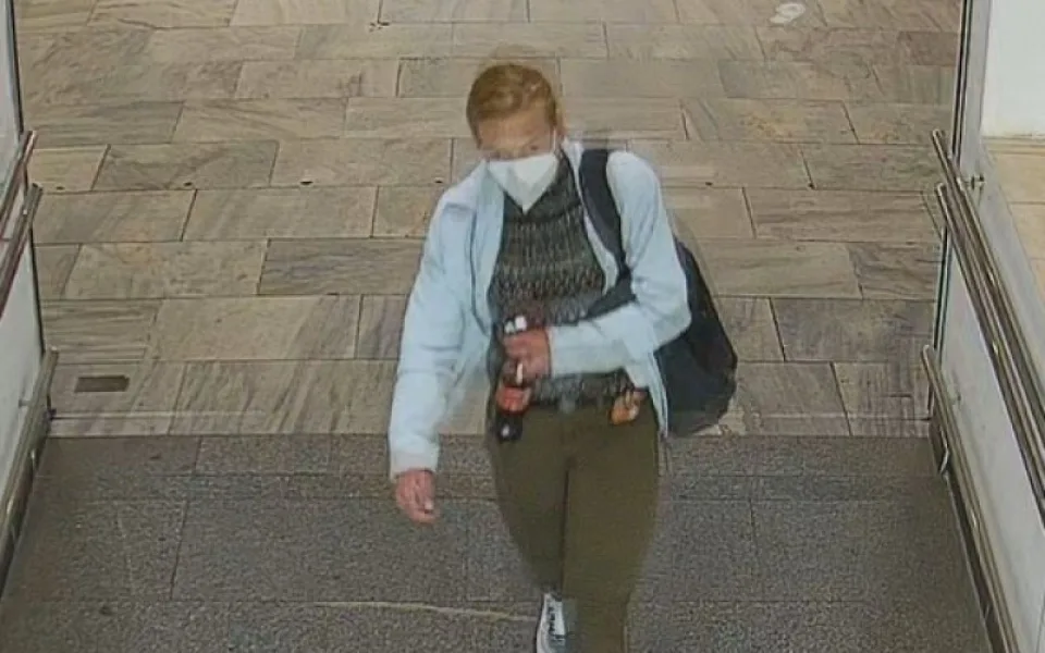 VIDEO: Žena ukradla u lékaře peněženku, pátrá po ní policie