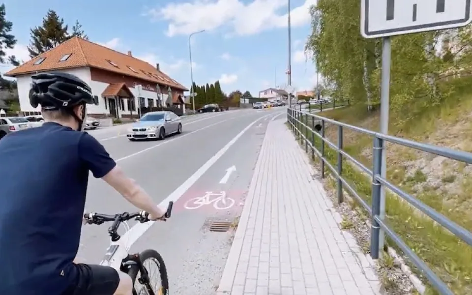 Veřejnost často netuší, jak se liší vyhrazené jízdní pruhy pro cyklisty. Změnit by to mohla výuka cyklistické infrastruktury v autoškolách.