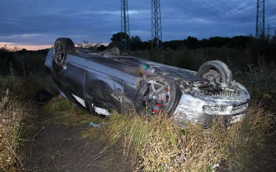 Muž bez řidičáku ujížděl policii. Auto převrátil na střechu a skončil v nemocnici