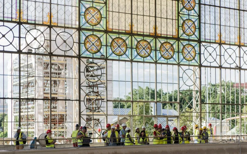 FOTOGALERIE: Dělníci začali vztyčovat konstrukci vyhořelého křídla Průmyslového paláce