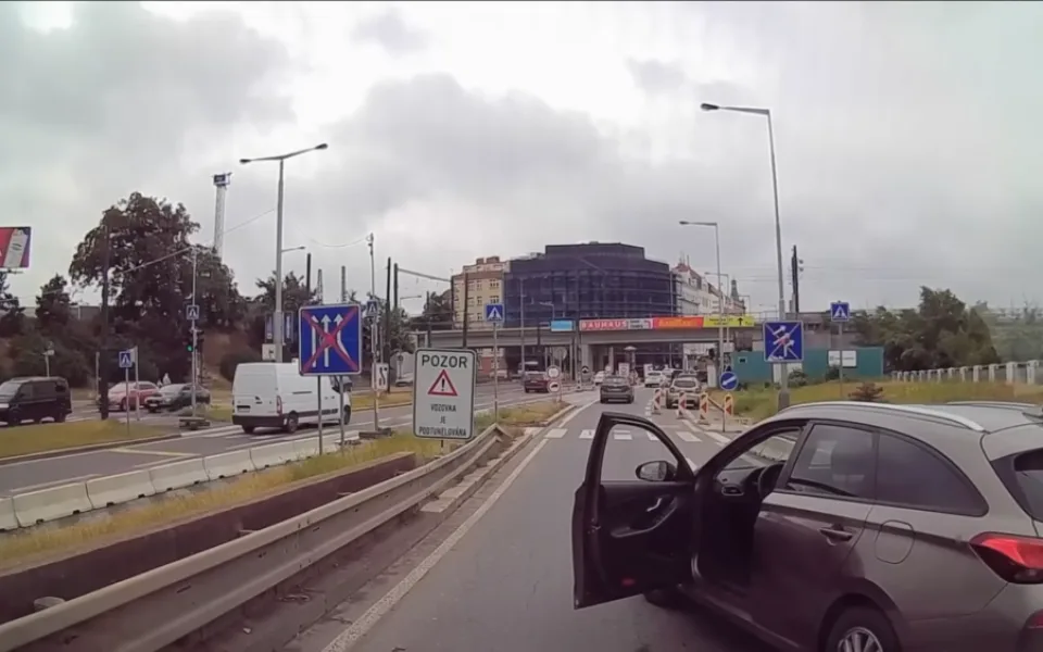 Seš ču*ák? Polez ven! Agresivní policista v civilu nadával řidiči