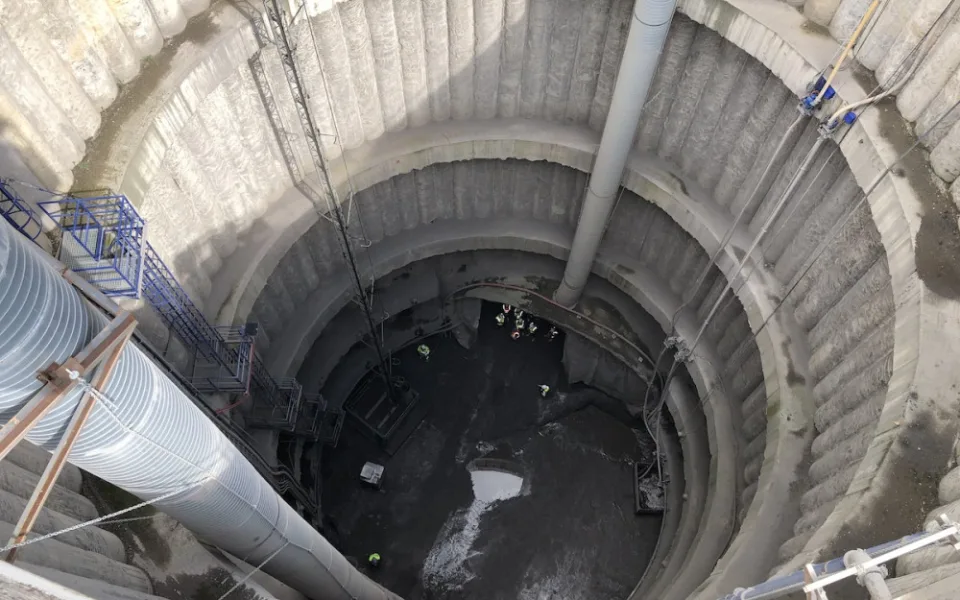 Šachta na stavbě metra D.
