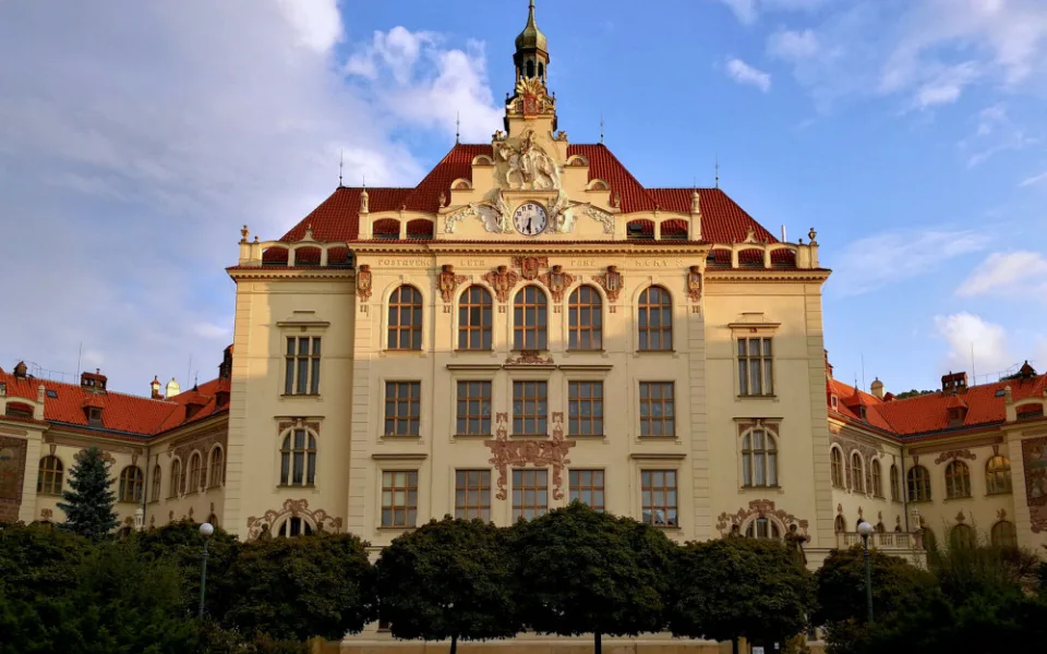 Základní škola Lyčkovo náměstí.