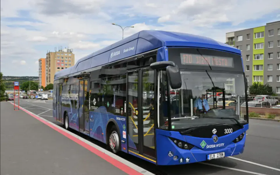 Prototyp autobusu na vodík byl kvůli závadě stažen ze své trasy. Do Prahy se vrátí koncem srpna