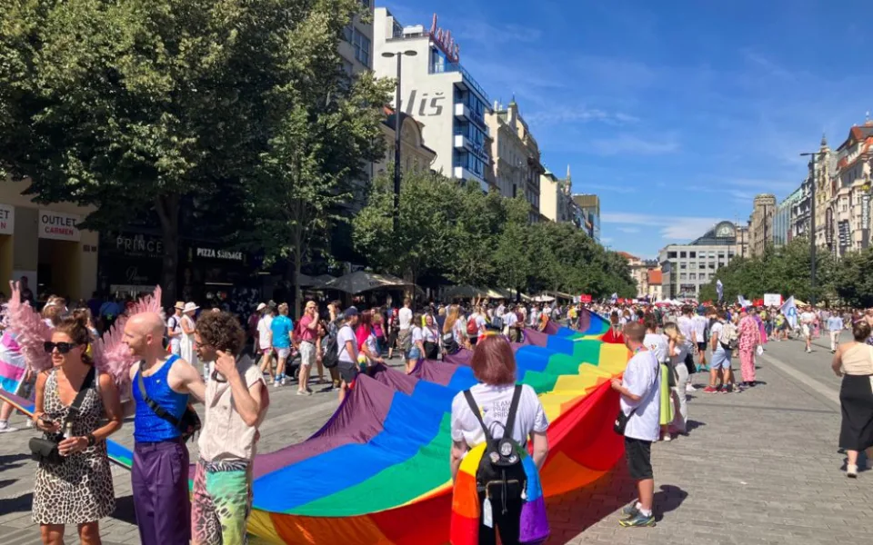 VIDEO: Pochod hrdosti Prague Pride se vydal na trasu z Václavského náměstí na Letnou