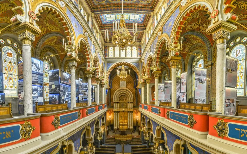 Interiér Jerzalémské synagogy v Praze
