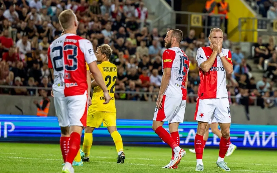 Slavia postoupila do play off Evropské ligy.