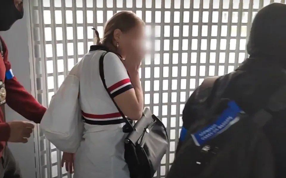 Pláškovou doprovázela policejní eskorta.