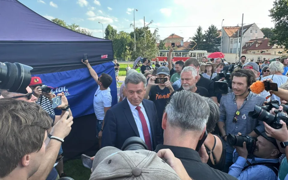 VIDEO: Ministr Blažek přišel na akci za jeho odvolání, Milion chvilek ho nenechal vystoupit