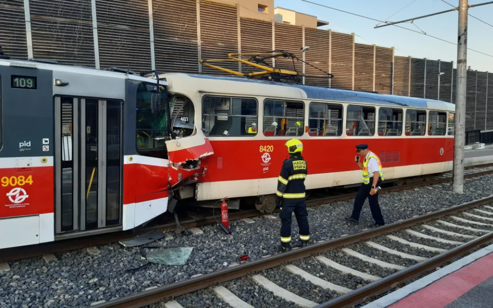 V jedné z tramvají zůstala zaklíněná řidička.