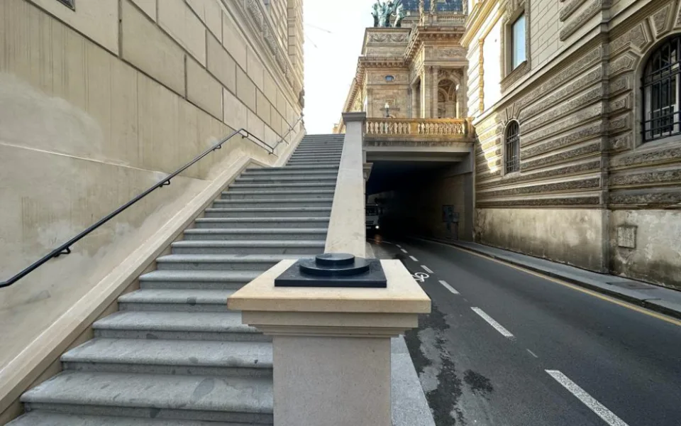 Praha 1 otevřela opravené schody v Divadelní, rekonstrukce se nelíbí vozíčkářům