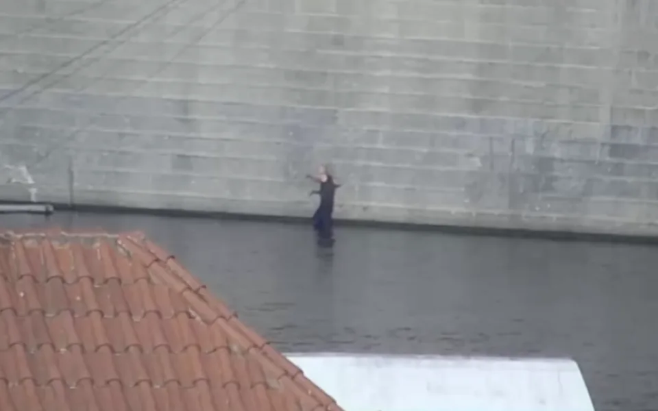 Muž se z vody nedokázal dostat sám.