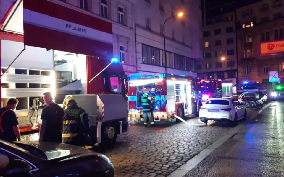 Noční požár v Praze si vyžádal milionovou škodu