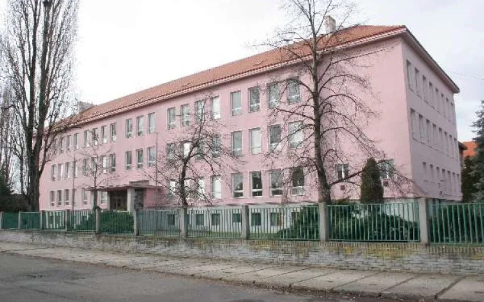 Praha 8 upraví křižovatku u školy, kde do silnice často vstupovaly děti