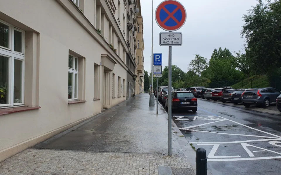 Žena z Letné si stěžuje na rozšíření chodníku. Bojí se, že přiláká partičky opilců