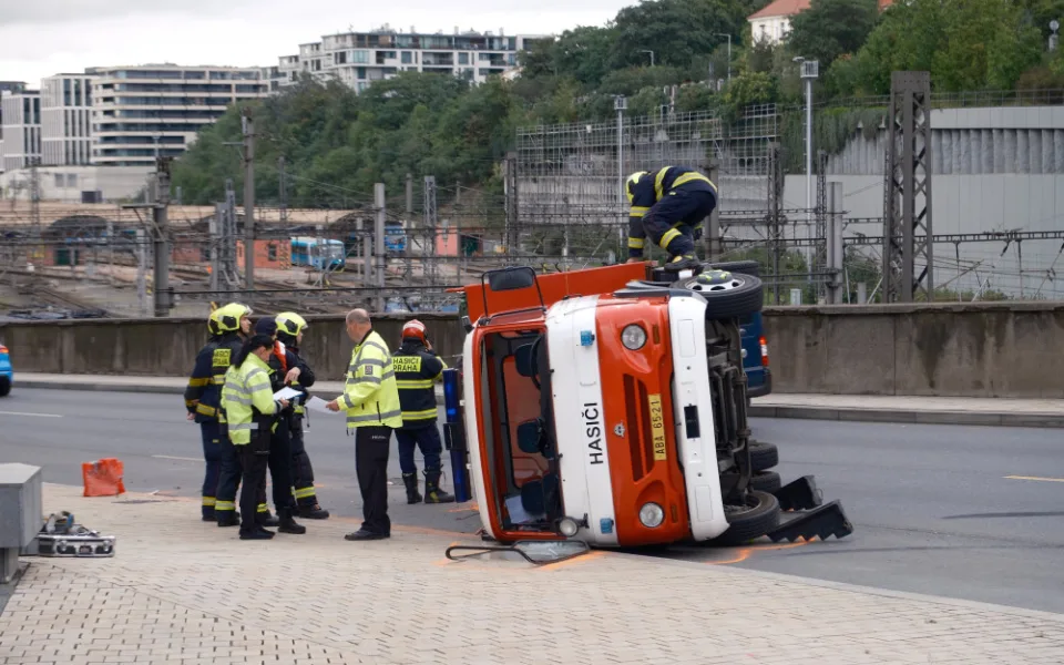 Hasiči cestou k zásahu bourali v centru Prahy, dva se při nehodě zranili