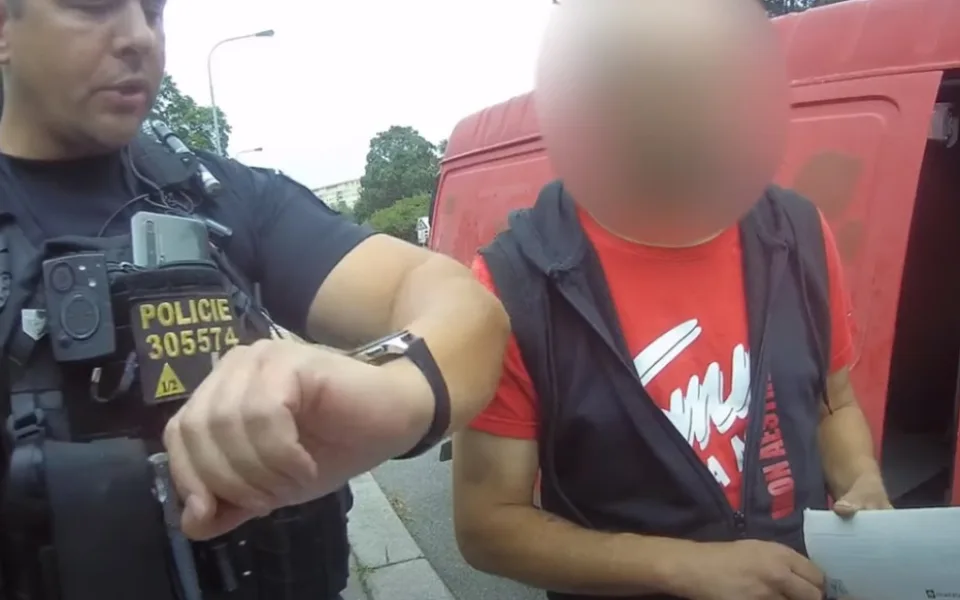 Policie zastavila sjetého řidiče čtrnáctkrát za dva měsíce. Pokaždé v jiném autě