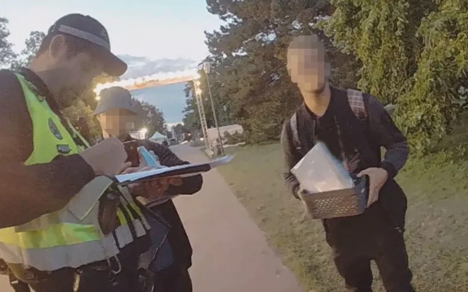 Podvodníci na Letné od lidí vybírali peníze na falešnou sbírku