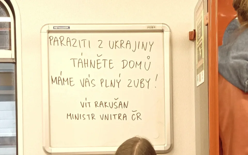 Tento nápis dopravní podnik policii nenahlásil.