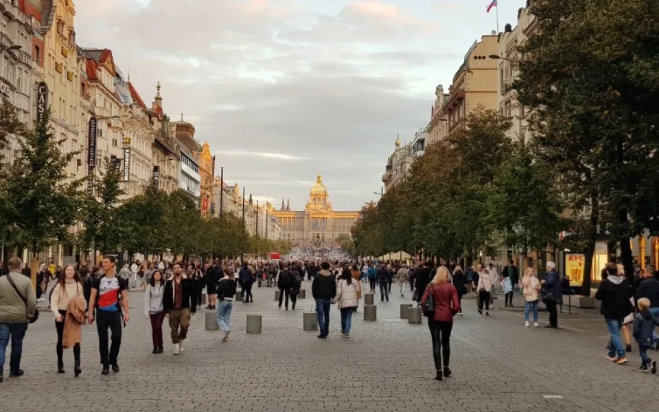 Slovanská epopej by mohla být v obchodním centru na Václaváku, kritikům se to nelíbí