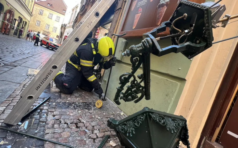 Karlovu ulici v centru Prahy uzavřela nehoda, auto urazilo plynovou lampu