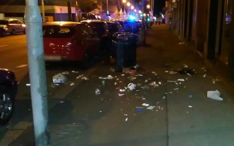 Zfetovaný mladík vyhazoval odpadky z popelnice a vykřikoval, že chce do Bohnic