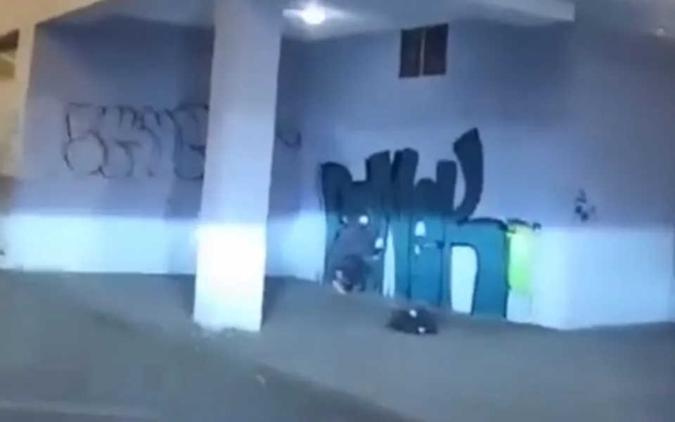 Dvanáctiletý kluk v kukle sprejoval ve dvě hodiny ráno na fasádu budovy v Praze
