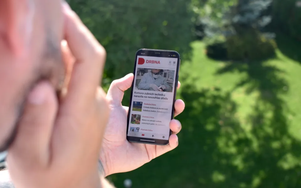 Čtenáři si mohou vyzkoušet Drbnu bez reklam na měsíc zdarma
