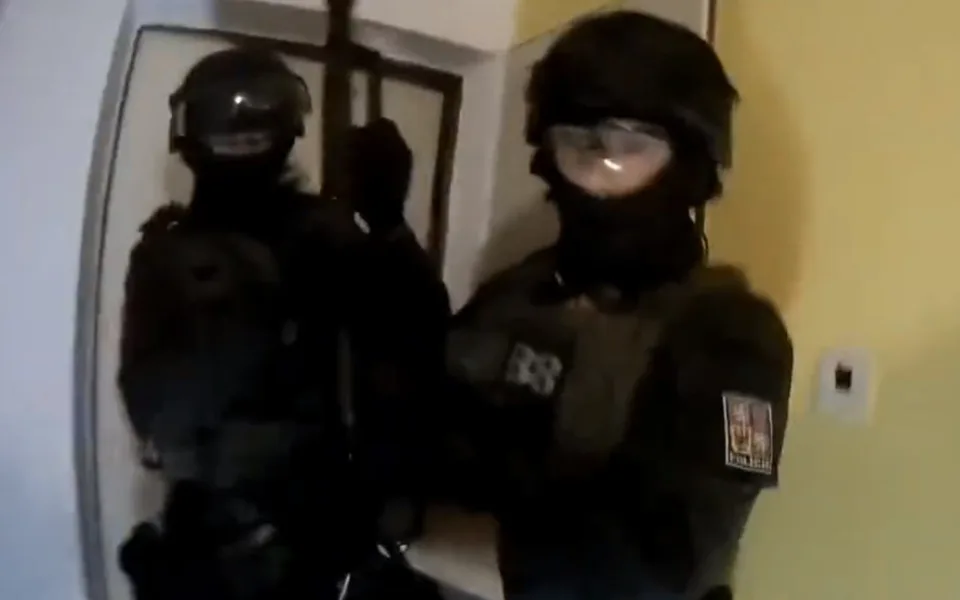Zásahovka si přišla pro podezřelého ze zabití muže při bitce. Schovával se pod postelí