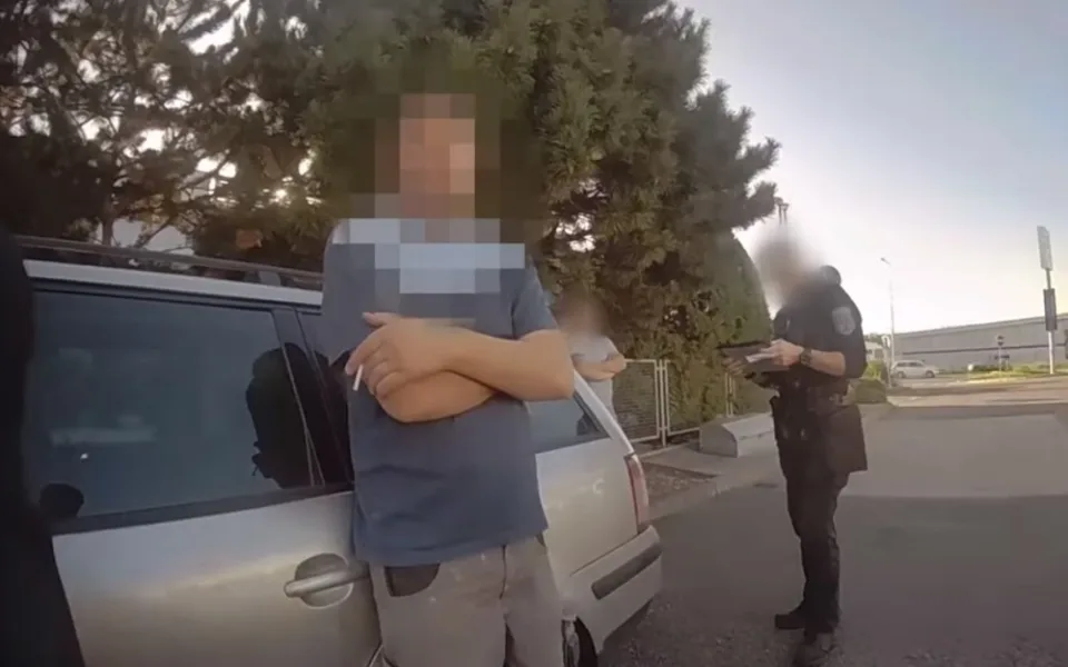 Řidič tvrdil, že si dal k obědu dvě piva. Nadýchal dvě a půl promile