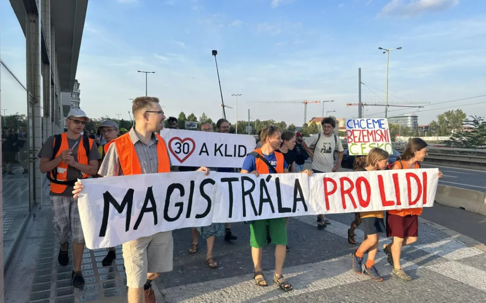 VIDEO: Třicítkáři jsou zpět v akci. Vyrazili po chodníku a chystají soud