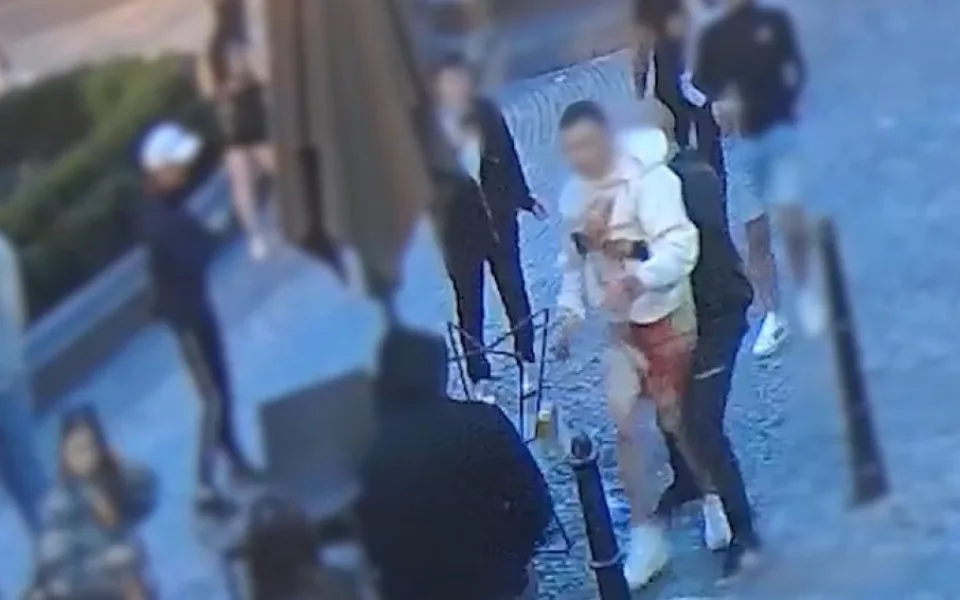 VIDEO: Bitka v centru skončila pro mladíka prasklou lebkou. Agresorovi hrozí deset let
