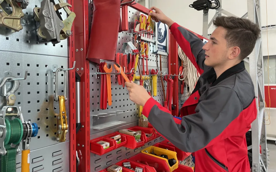 Třídy jsou plné mladých elektrikářů, libují si školy i energetické firmy