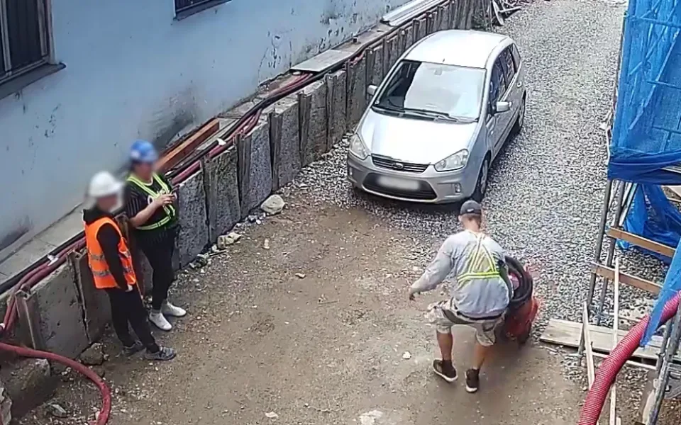 Muž si vysavač prostě odnesl, nikdo ho nezastavil.