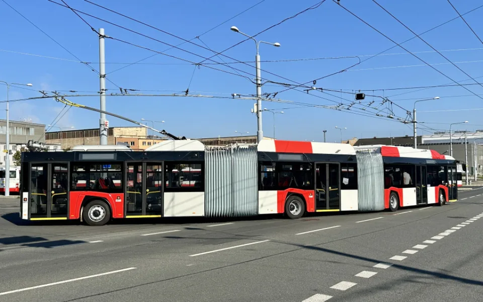 Obří tříčlánkový trolejbus z Plzně má téměř 25 metrů, bude vozit cestující v Praze na letiště