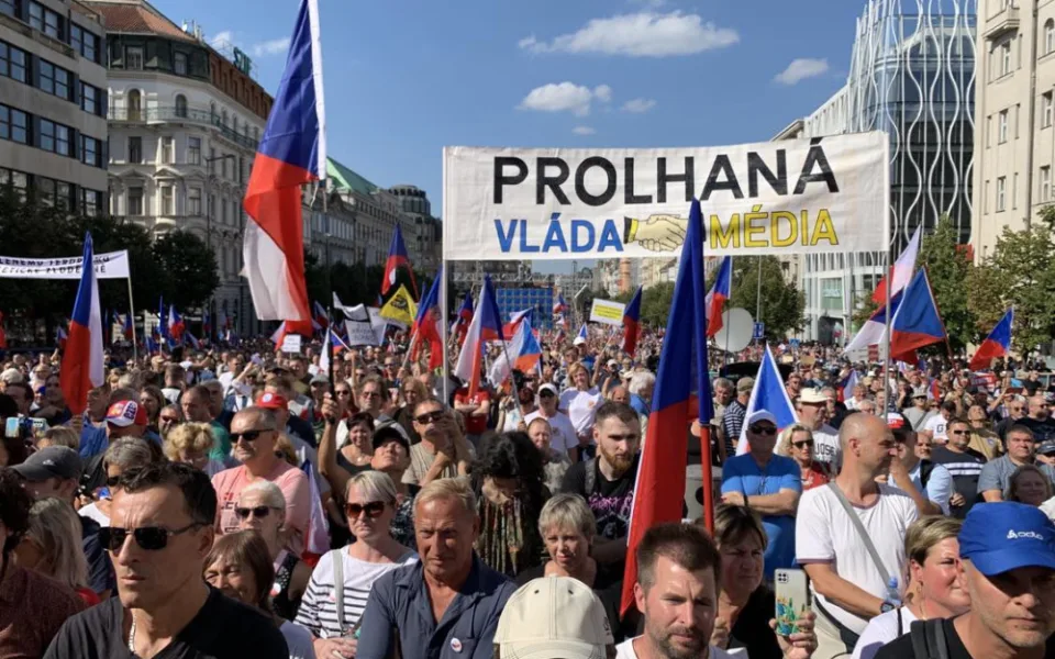 VIDEO: Lidé v Praze protestují proti vládě. Mezi řečníky jsou i dezinformátoři