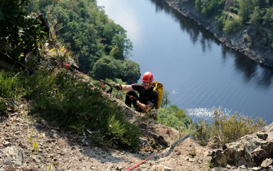 FOTO: Pražští hasiči absolvovali pravidelné lezecké cvičení