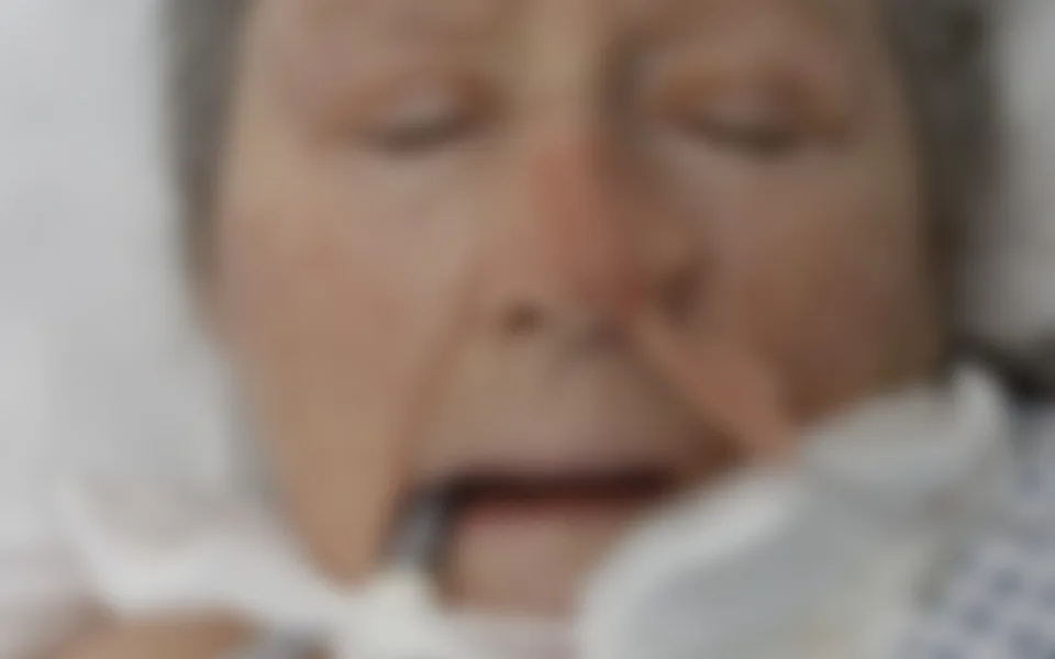 Na Vinohradech našli ženu v bezvědomí. Zemřela, ale nikdo ji nehledá
