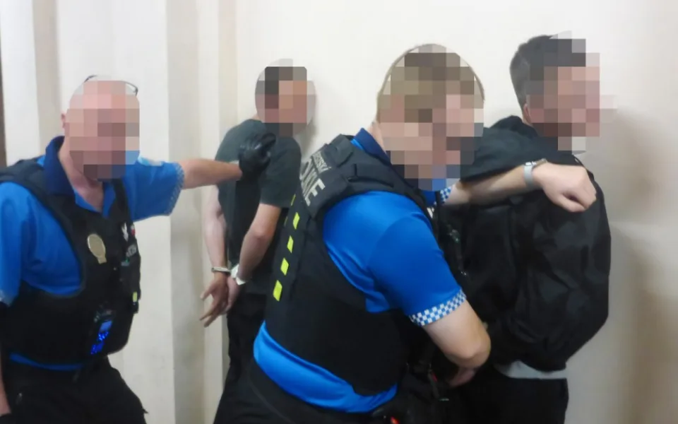Tři muži se nemohli slušně zbavit jiného, tak ho zbili a zkopali. Skončil zakrvácený v kolejišti tramvaje