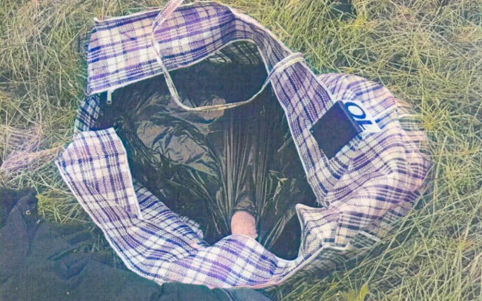 V taškách kolem Prahy našla policie rozčtvrceného muže. Stále se neví, kdo to byl