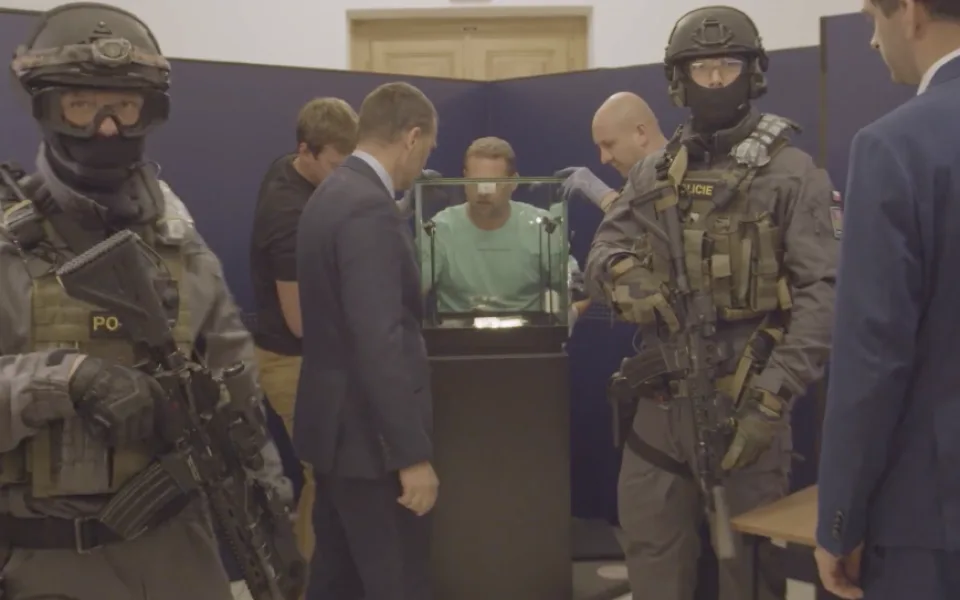 Na převoz dohlížela policie.