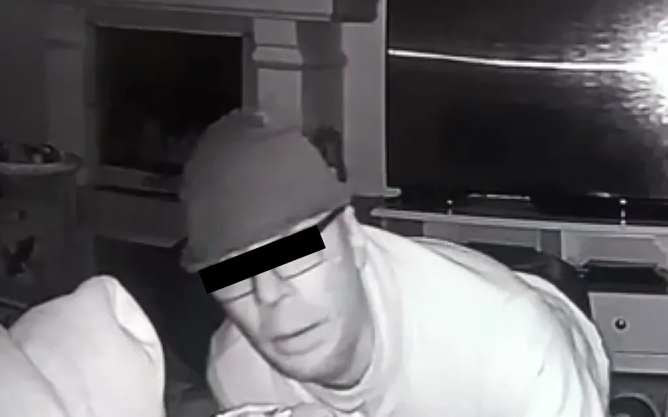 VIDEO: Tajemný muž roky obcházel domy v Praze a sledoval v nich spící lidi