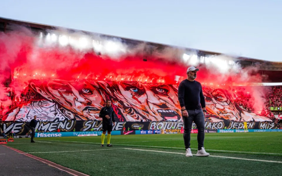 Na derby dohlížely stovky policistů. Největšími problémy byly římské svíce a rozbité záchody