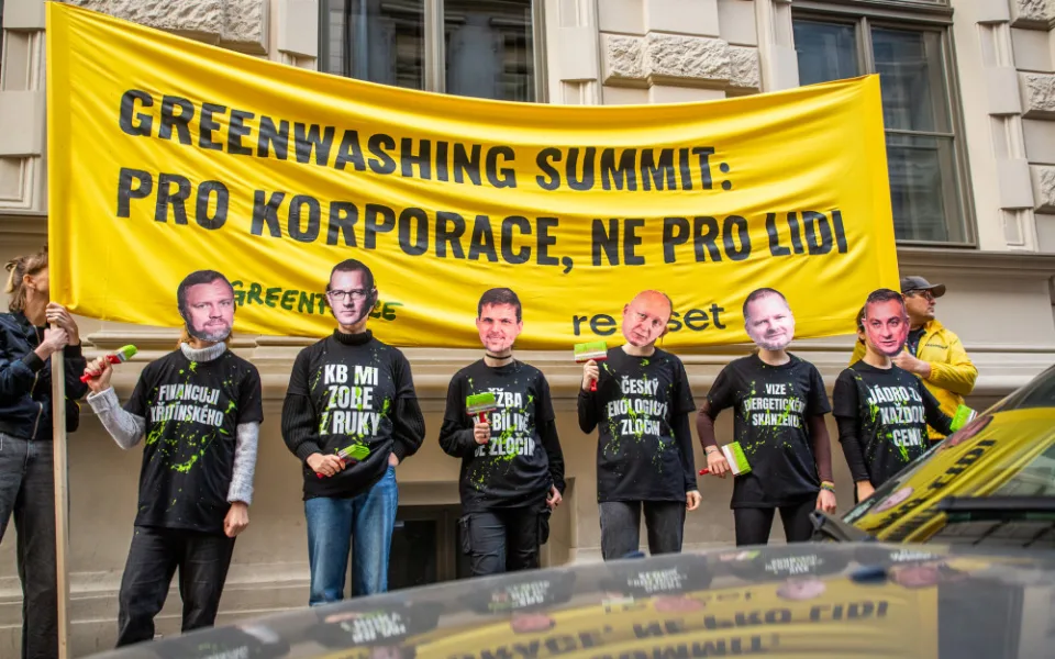Aktivisté protestovali v maskách