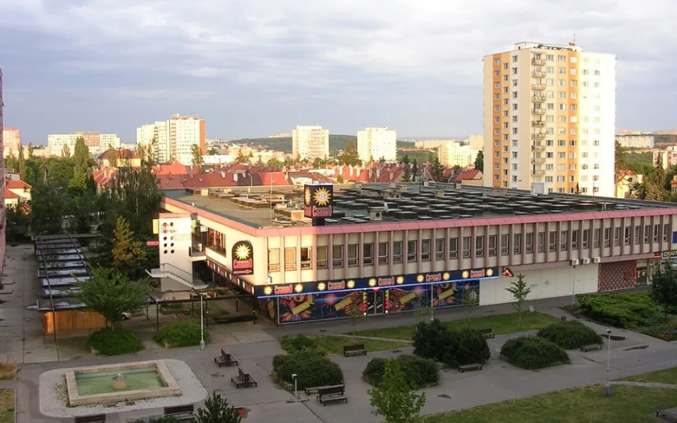 Obchodní centrum mají nahradit dvanáctipatrové domy. Místní protestují