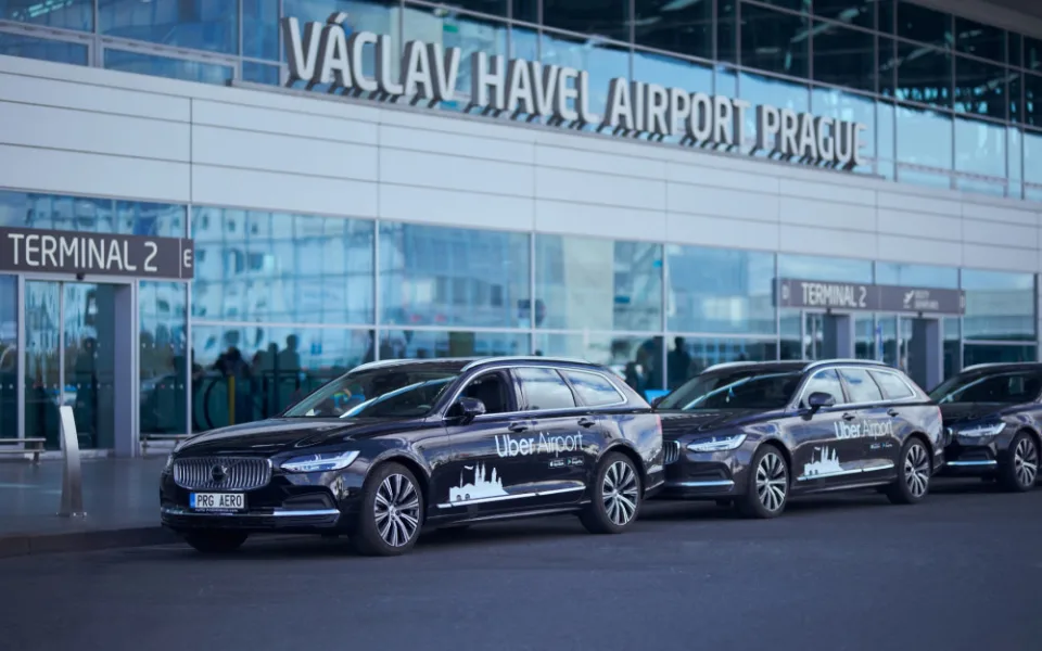 Běžné taxíky na pražském letišti nahradil Uber. Cestující chtěli znát cenu jízdy předem