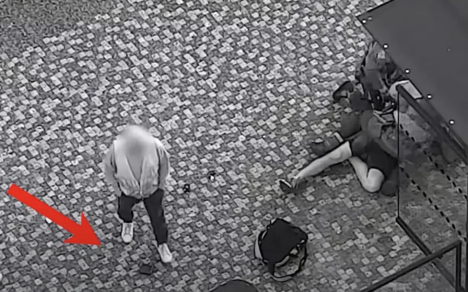 Muž chtěl využít situace a ukrást peněženku.